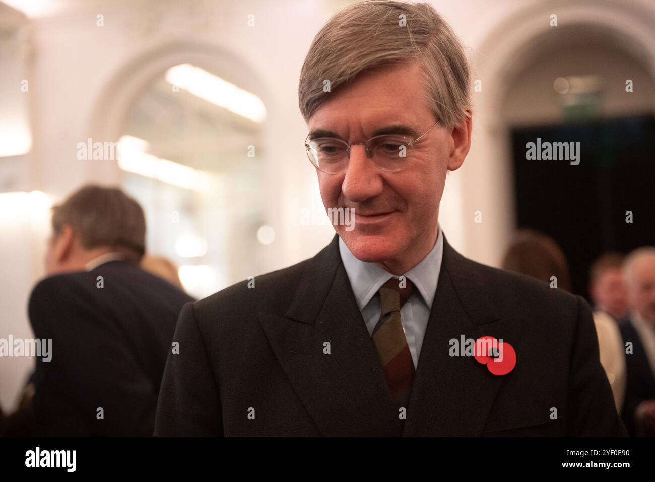 London, Großbritannien. November 2024. Jacob Rees-Mogg wird bei der Ankündigung der Führung der Konservativen Partei in der 8 Northumberland Avenue interviewt. Quelle: Justin Ng/Alamy Live News. Stockfoto