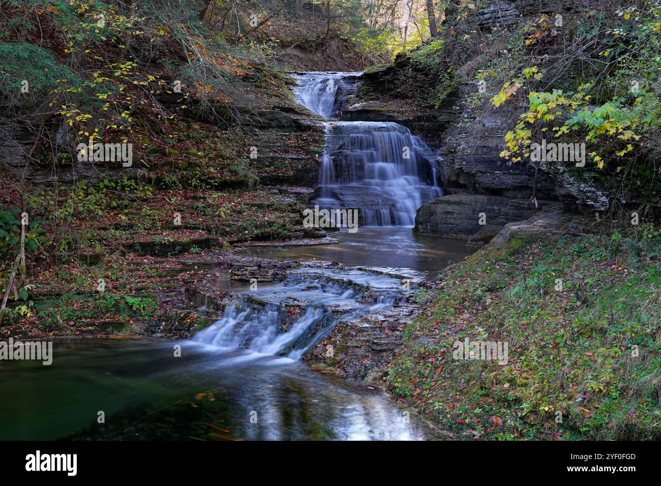 Herbstblick auf einen Wasserfall im Robert H Treman State Park Stockfoto