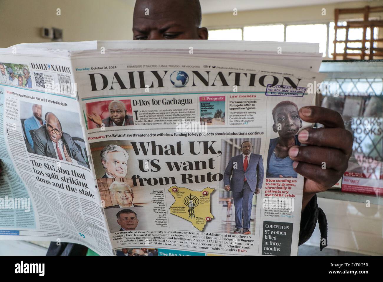 Nakuru, Kenia. November 2024. Ein Mann liest die kenianische Tageszeitung Daily Nation mit der Überschrift „Was Großbritannien, USA von Ruto wollen“ in seinem Geschäft in Nakuru City. Das Vereinigte Königreich und die Vereinigten Staaten haben aufgrund der strategischen Lage Kenias in Ostafrika ein starkes Interesse an der Sicherheit Kenias. Quellen enthüllen Pläne der USA, ihre bestehende Militärbasis zu erweitern und zwei weitere Standorte in Wajir und Turkana zu errichten. (Foto: James Wakibia/SOPA Images/SIPA USA) Credit: SIPA USA/Alamy Live News Stockfoto