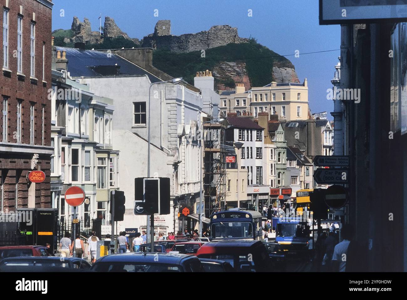 Blick auf Wellington Place und Hastings Castle von der Havelock Road, Hastings, East Sussex, England, Großbritannien. Um die 1980er Jahre Stockfoto