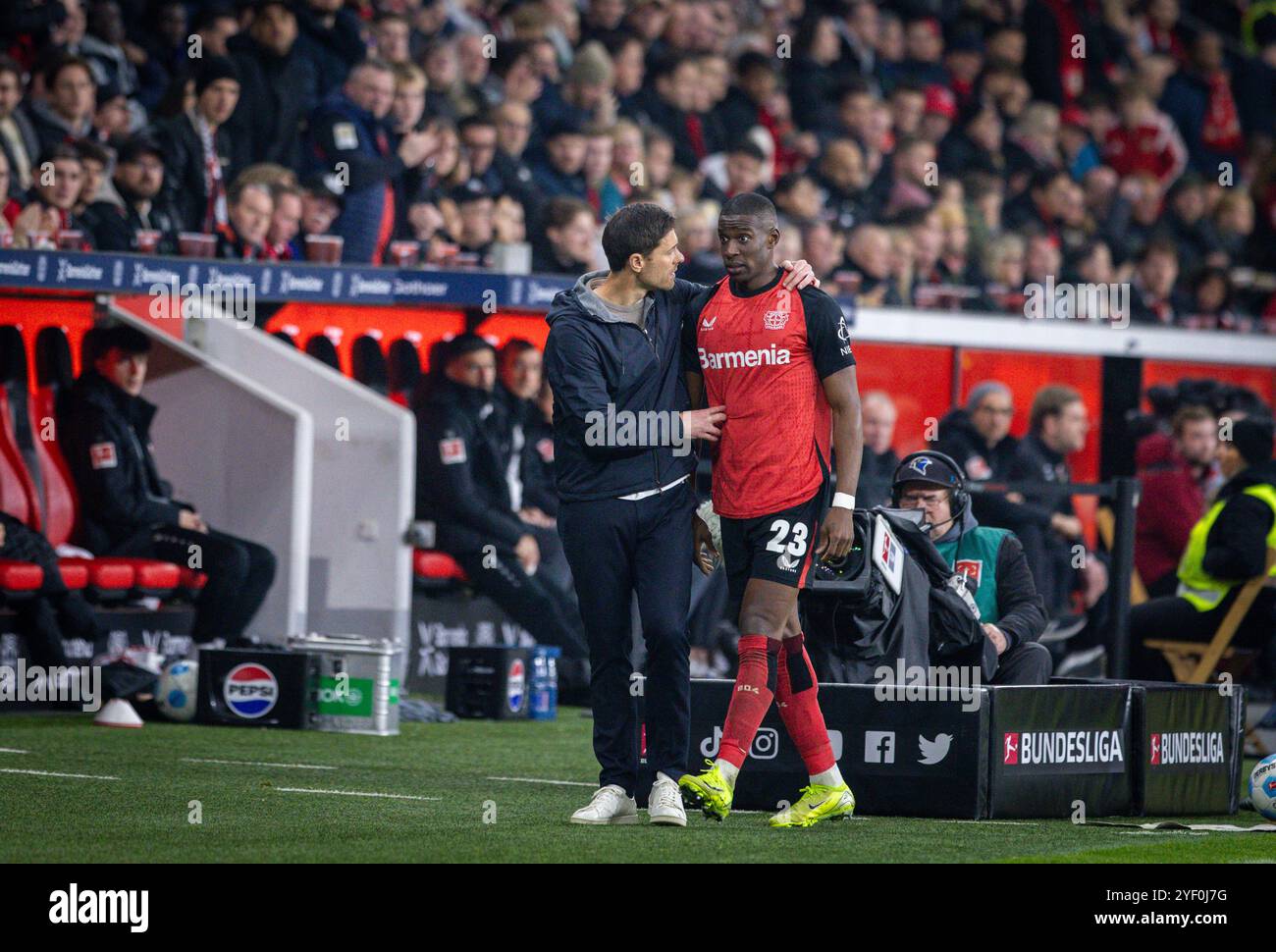 Leverkusen, Deutschland. November 2024. Trainer Xabi Alonso (Leverkusen) Nordi Mukiele (LEV) Bayer Leverkusen - VfB Stuttgart 01.11.2024 Copyright (nur Stockfoto