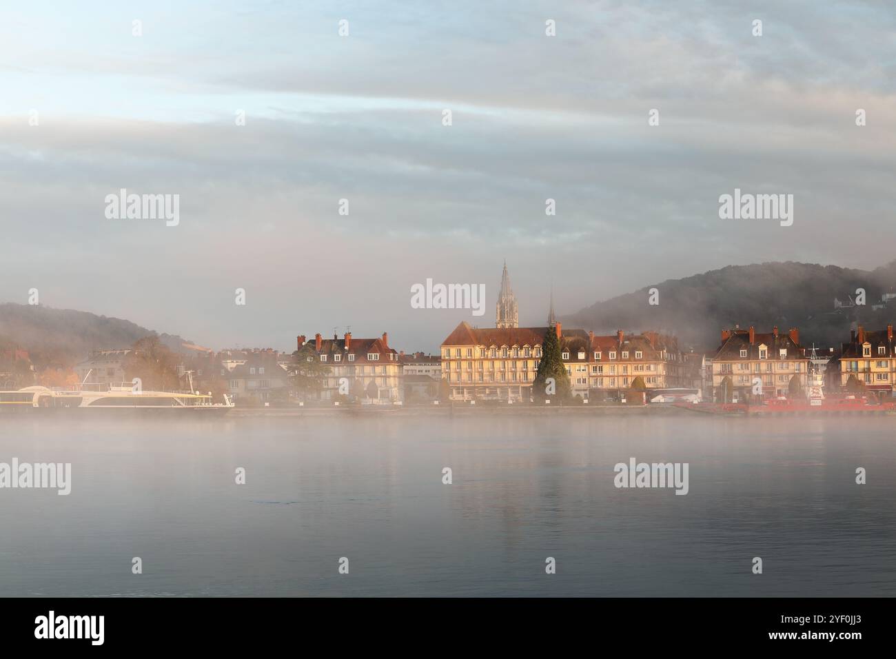 Caudebec-en-Caux, Blick über die seine an einem nebeligen Herbstmorgen in der Normandie, Frankreich Stockfoto