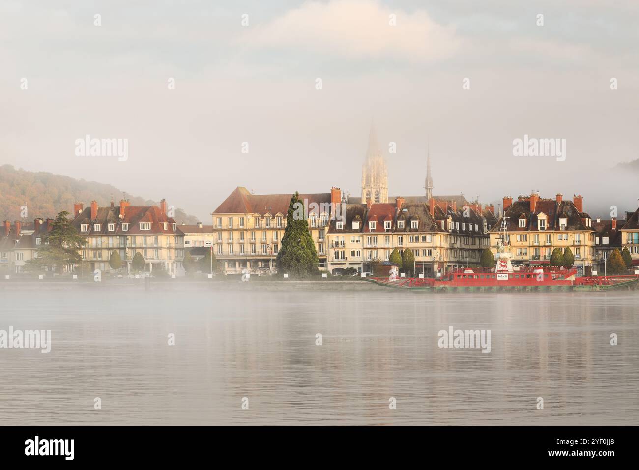 Caudebec-en-Caux, Blick über die seine an einem nebeligen Herbstmorgen in der Normandie, Frankreich Stockfoto