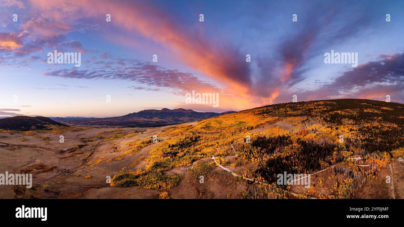 Herbstsonnenaufgang über Rolling Hills und Täler, Aspen, Colorado, USA Stockfoto