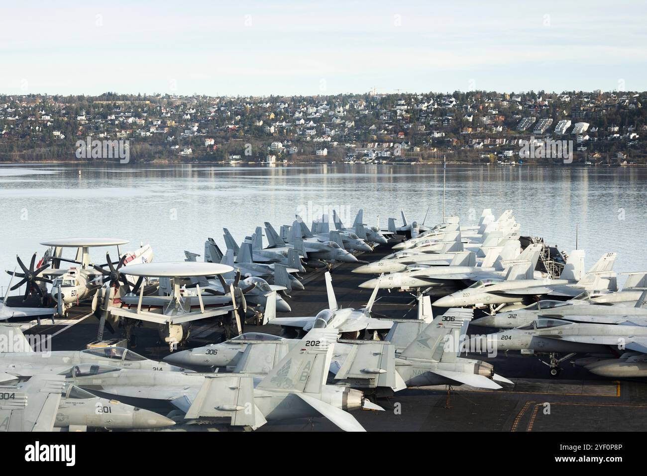 Oslo 20241102. Kampfflugzeug auf Deck des Flugzeugträgers USS 'Harry S. Truman'. Premierminister Jonas Gahr Store besucht am Samstag den im Bunnefjord verankerten Flugzeugträger. Der amerikanische Flugzeugträger ist eines der größten Schiffe der Welt und kam am Freitagmorgen in Oslo an. Foto: Amanda Pedersen Giske / NTB Stockfoto