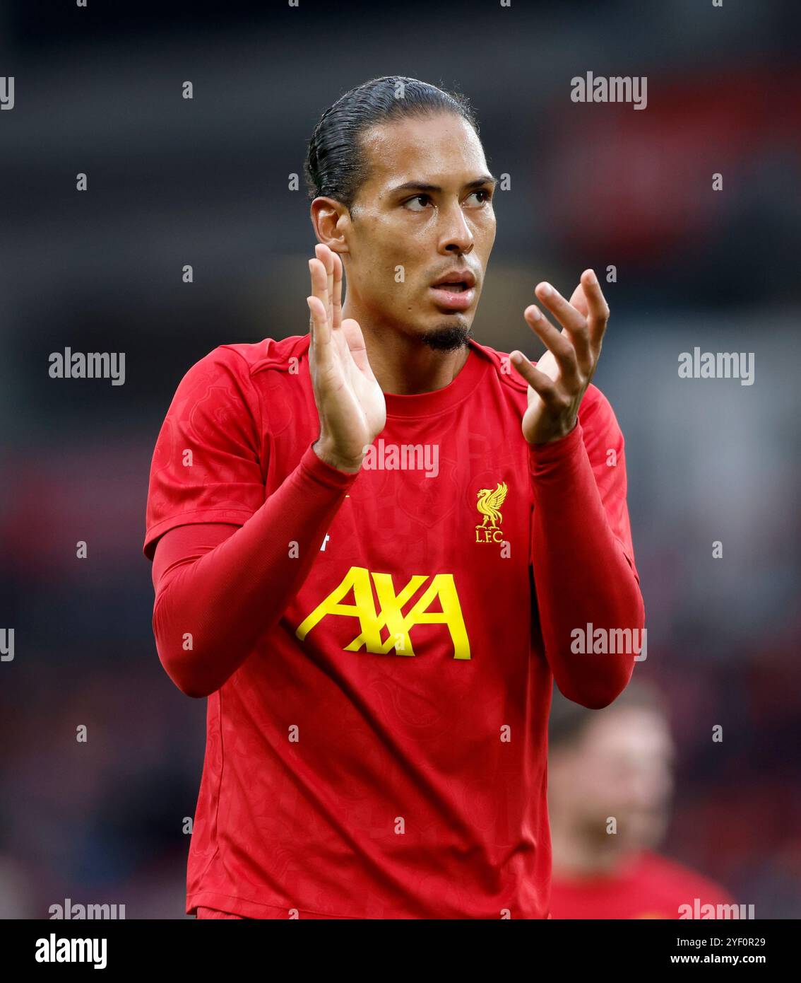 Der Liverpooler Virgil van Dijk würdigt die Menge vor dem Spiel der Premier League in Anfield, Liverpool. Bilddatum: Samstag, 2. November 2024. Stockfoto