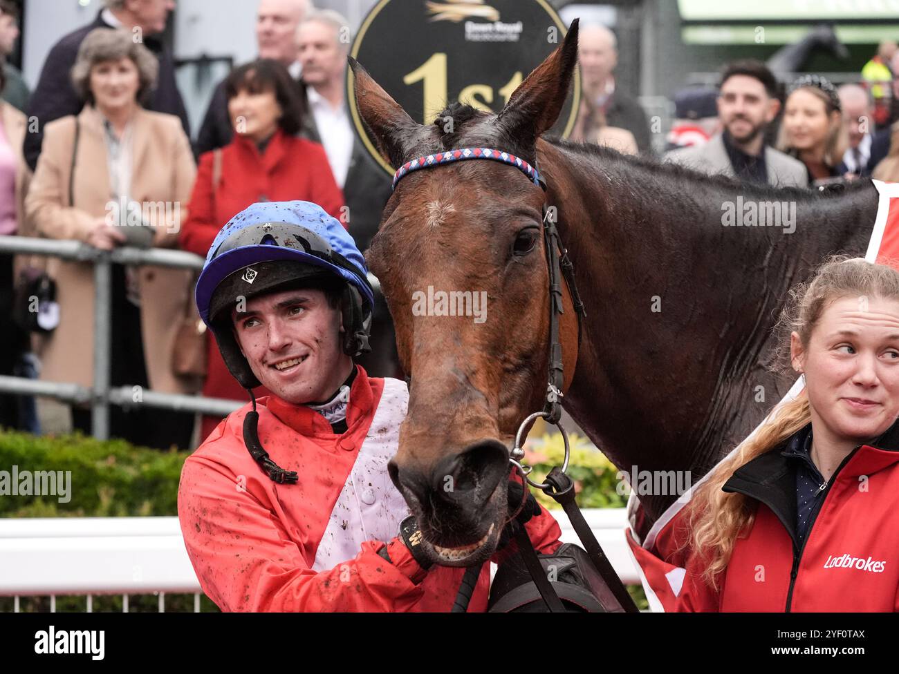 Envoi Allen und Jockey Darragh O'Keeffe, nachdem sie am zweiten Tag des Ladbroke Festival of Racing auf der Down Royal Racecourse Lisburn die Ladbrokes Champion Chase gewonnen hatten. Bilddatum: Samstag, 2. November 2024. Stockfoto