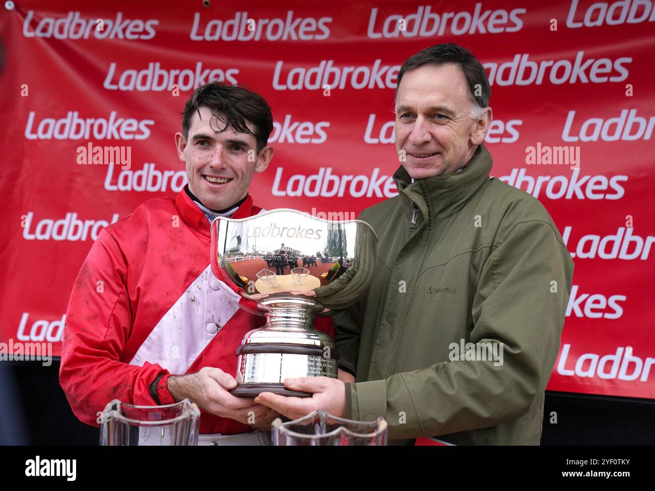 Trainer Henry de Bromhead und Jockey Darragh O’Keeffe, nachdem Envoi Allen am zweiten Tag des Ladbroke Festival of Racing die Ladbrokes Champion Chase gewann. Bilddatum: Samstag, 2. November 2024. Stockfoto