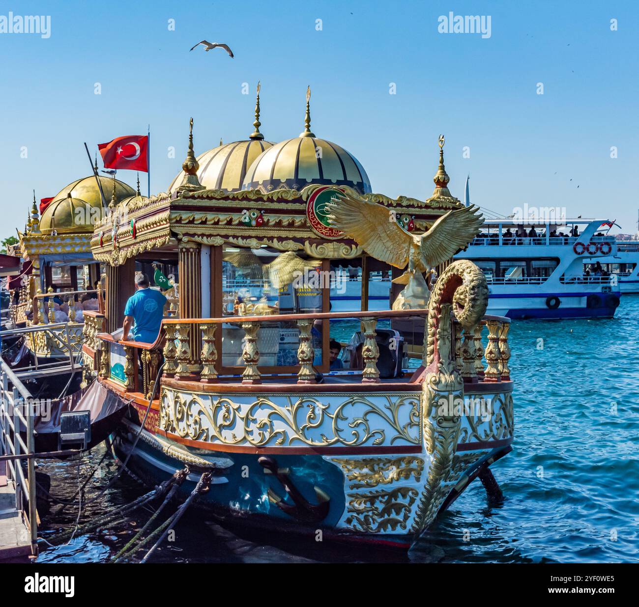 Fischerboote entlang des Goldenen Horns in Istanbul, Türkei. Stockfoto