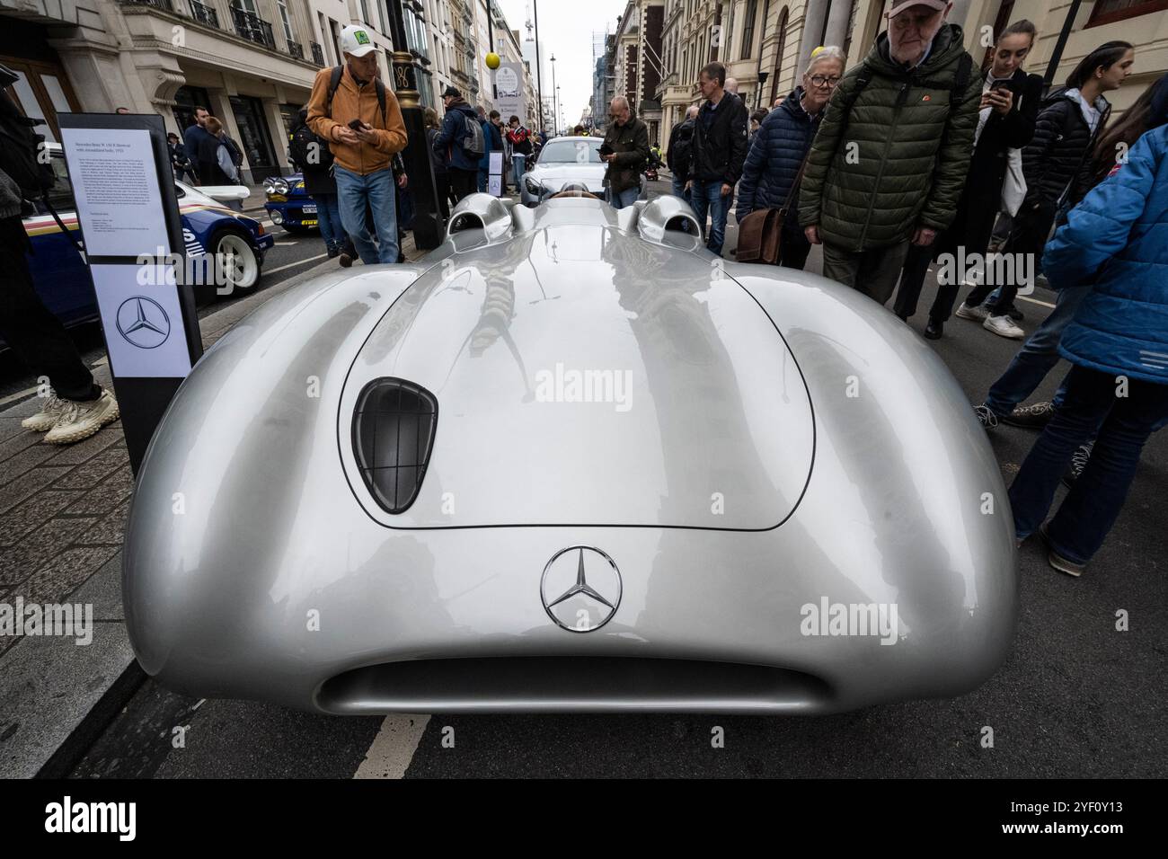 London, Großbritannien. 2. November 2024. Ein Mercedes-Benz W 196 R, 1955, bei einer Ausstellung von Veteranenautos und mehr in der Pall Mall im St James’s Motorspektakel. Die Veteranenfahrzeuge werden am nächsten Morgen im RM Sotheby’s London zum Brighton Veteran Car Run gefahren, der zum 128. Mal mit Teilnehmern aus aller Welt stattfindet. Die Veranstaltung wird vom Royal Automobile Club außerhalb des Hauptsitzes ausgerichtet. Quelle: Stephen Chung / Alamy Live News Stockfoto