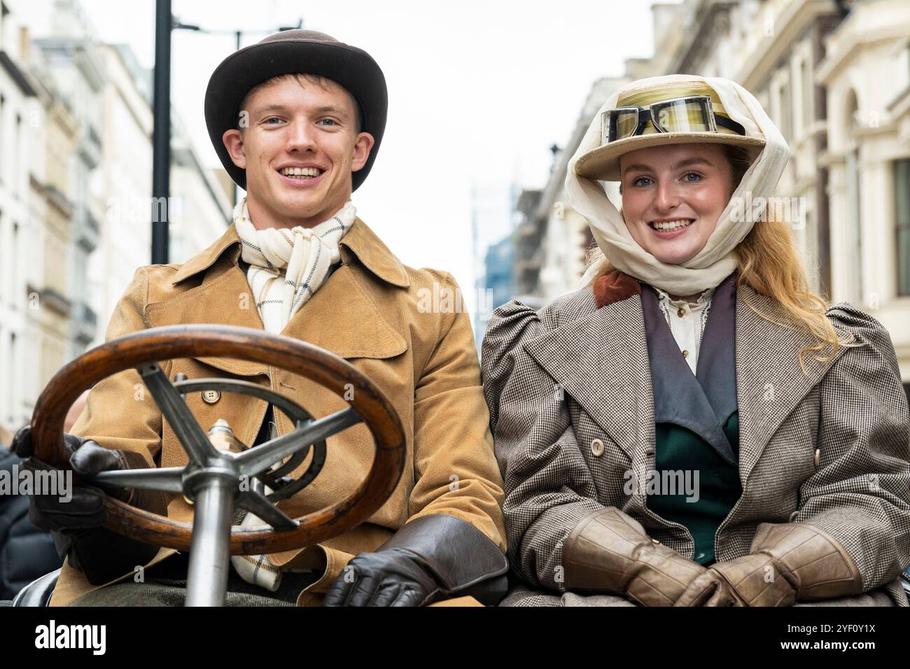 London, Großbritannien. 2. November 2024. Ein Paar in historischen Kostümen in ihrem Mercedes-Simplex, 1904, bei einer Ausstellung von Veteranenautos und mehr in der Pall Mall im St James’s Motorspektakel. Die Veteranenfahrzeuge werden am nächsten Morgen im RM Sotheby’s London zum Brighton Veteran Car Run gefahren, der zum 128. Mal mit Teilnehmern aus aller Welt stattfindet. Die Veranstaltung wird vom Royal Automobile Club außerhalb des Hauptsitzes ausgerichtet. Quelle: Stephen Chung / Alamy Live News Stockfoto