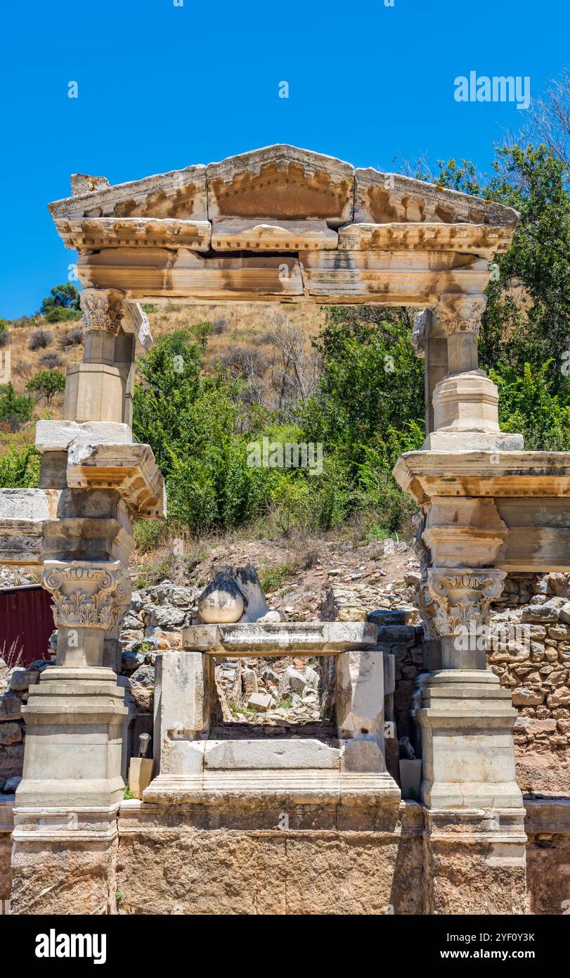 Der Brunnen des römischen Kaisers Trajan in der antiken griechischen Stadt Ephesus, Türkei. Stockfoto