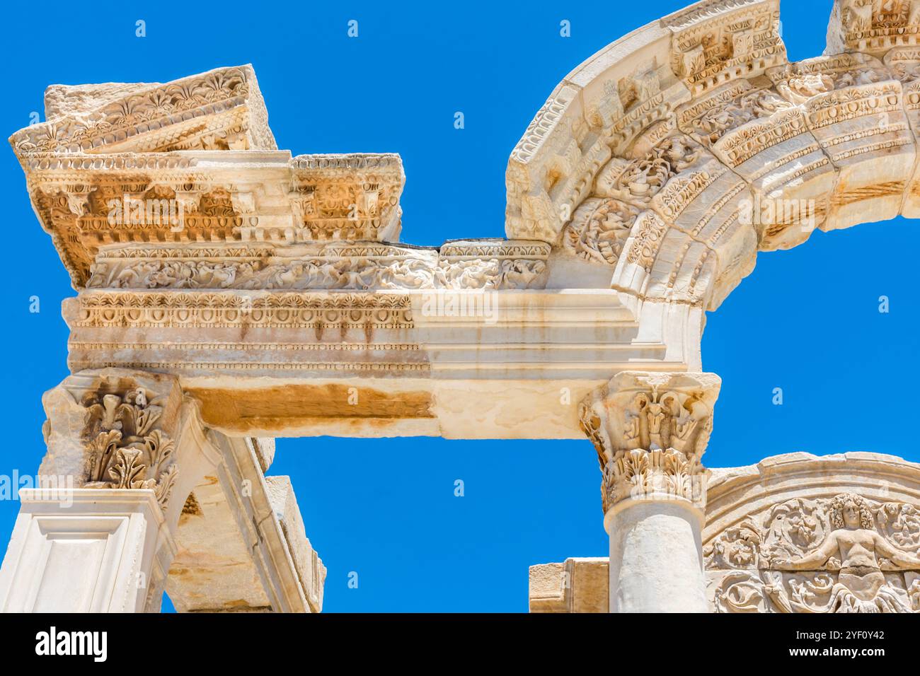 Details zum Tempel des römischen Kaisers Hadrian aus dem 2. Jahrhundert n. Chr. in der antiken griechischen Stadt Ephesus, Türkei. Stockfoto