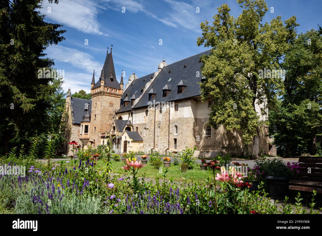 Sobotka Gorka, Polen - 20. Juni 2024: Vorderansicht der Burg Sobotka Gorka im Sleza-Massiv, Woiwodschaft Niederschlesien, Garten im Vordergrund. Stockfoto