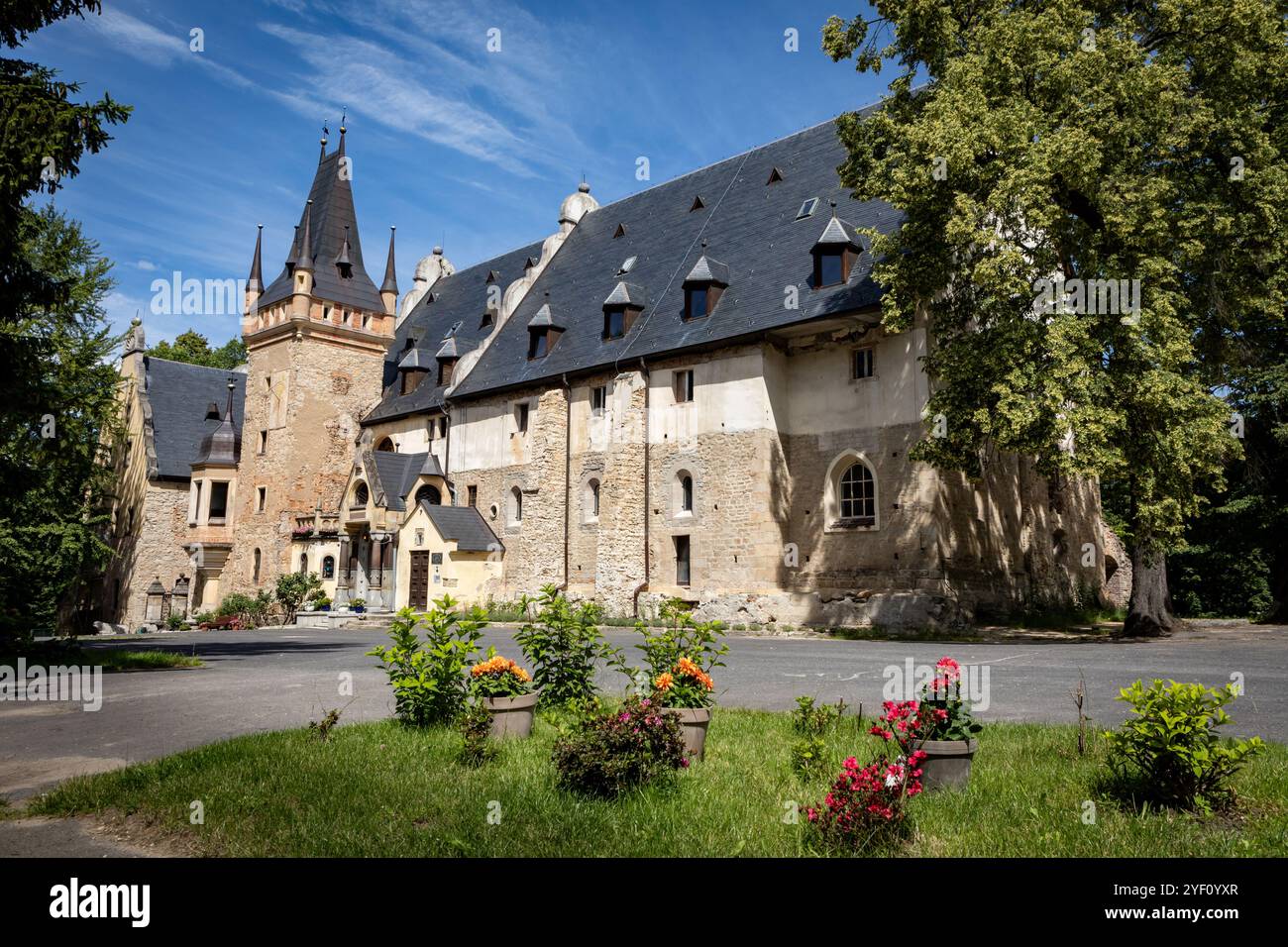 Sobotka Gorka, Polen - 20. Juni 2024: Vorderansicht der Burg Sobotka Gorka im Sleza-Massiv, Woiwodschaft Niederschlesien, Garten im Vordergrund. Stockfoto