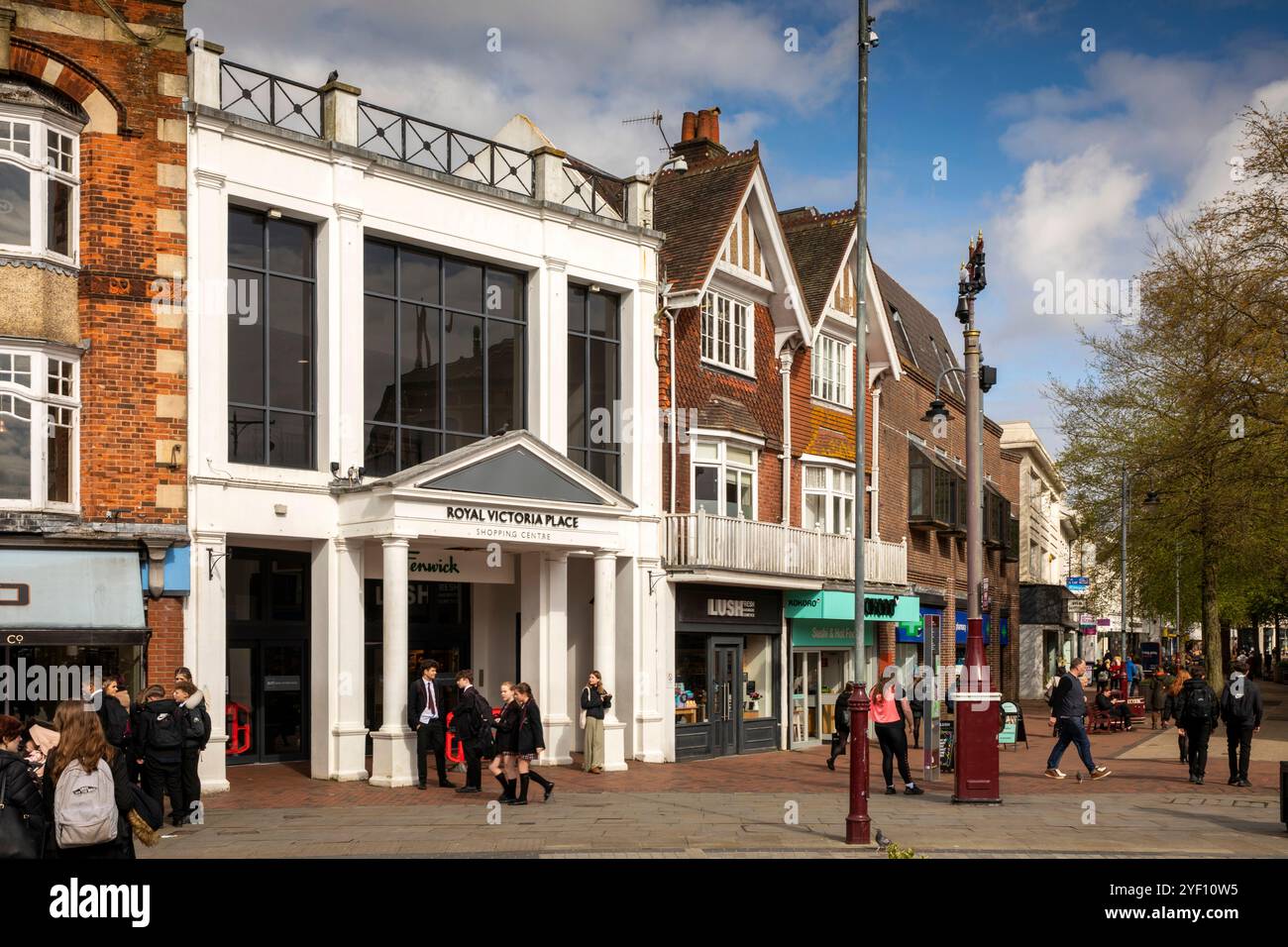 Großbritannien, Kent, Tunbridge Wells, Town Centre, Calverley Road, Eintritt zum Royal Victoria Place Einkaufszentrum Stockfoto