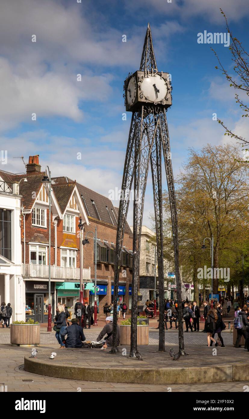 UK, Kent, Tunbridge Wells, Town Centre, Fiveways, Millennium Clock Tower und Calverley Road Stockfoto