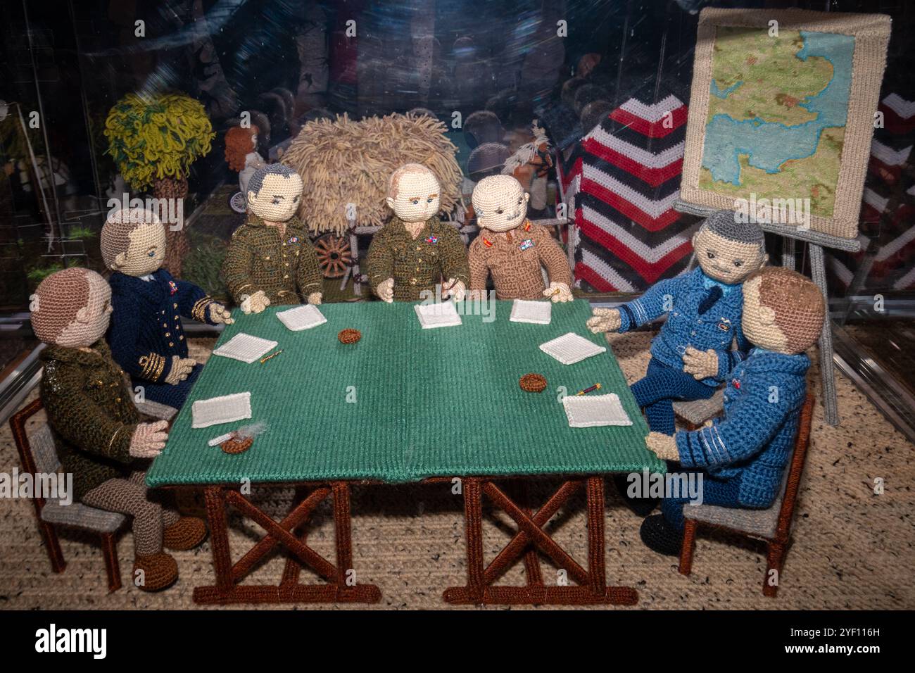 Die längste Yarn-Ausstellung in der Royal Garrison Church of All Saints in Aldershot, Hampshire, England, Großbritannien. November 2024. Die Ausstellung zeigt den längsten Tag und wurde rechtzeitig zum 80. Jahrestag des D-Day, 6. Juni 2024, fertiggestellt. Es sind 80 Meter 3D-Strickkunst und -Gestrickte aus Wolle. Die Ausstellung ist derzeit in Großbritannien unterwegs. Es besteht aus 80 Szenen aus der Schlacht in der Normandie. Stockfoto