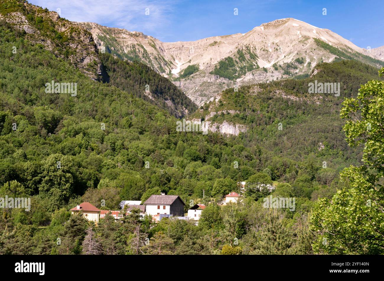 Alpenlandschaft im Var-Tal bei Villeneuve-d'Entraunes, Alpes-Maritimes, Frankreich Stockfoto