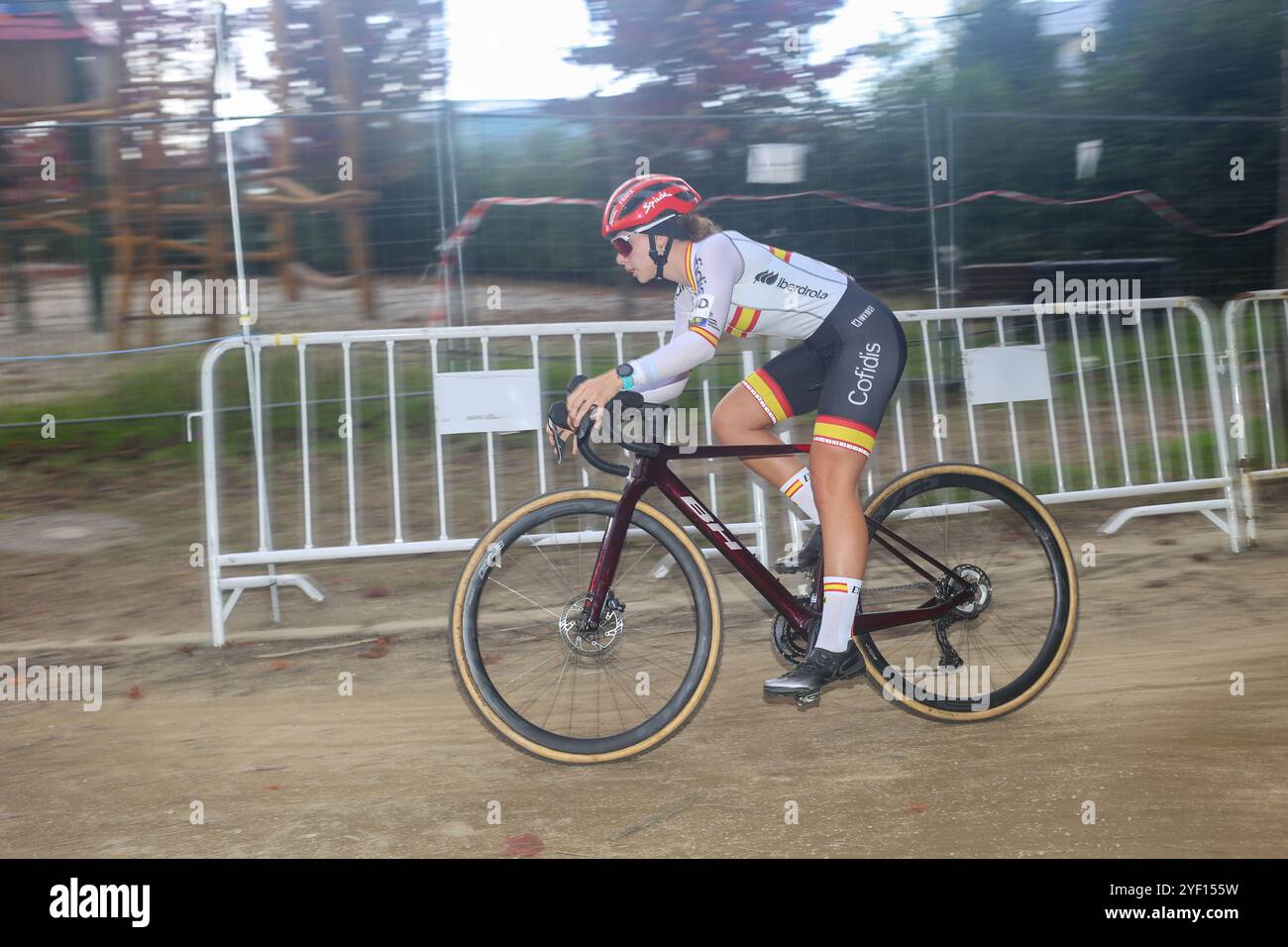 Pontevedra, Spanien, 2. November 2024: Spanische Radfahrerin Aroa Otero (4D) am zweiten Tag der Cyclocross-Europameisterschaft am 2. November 2024 in Pontevedra, Spanien. Quelle: Alberto Brevers / Alamy Live News. Stockfoto