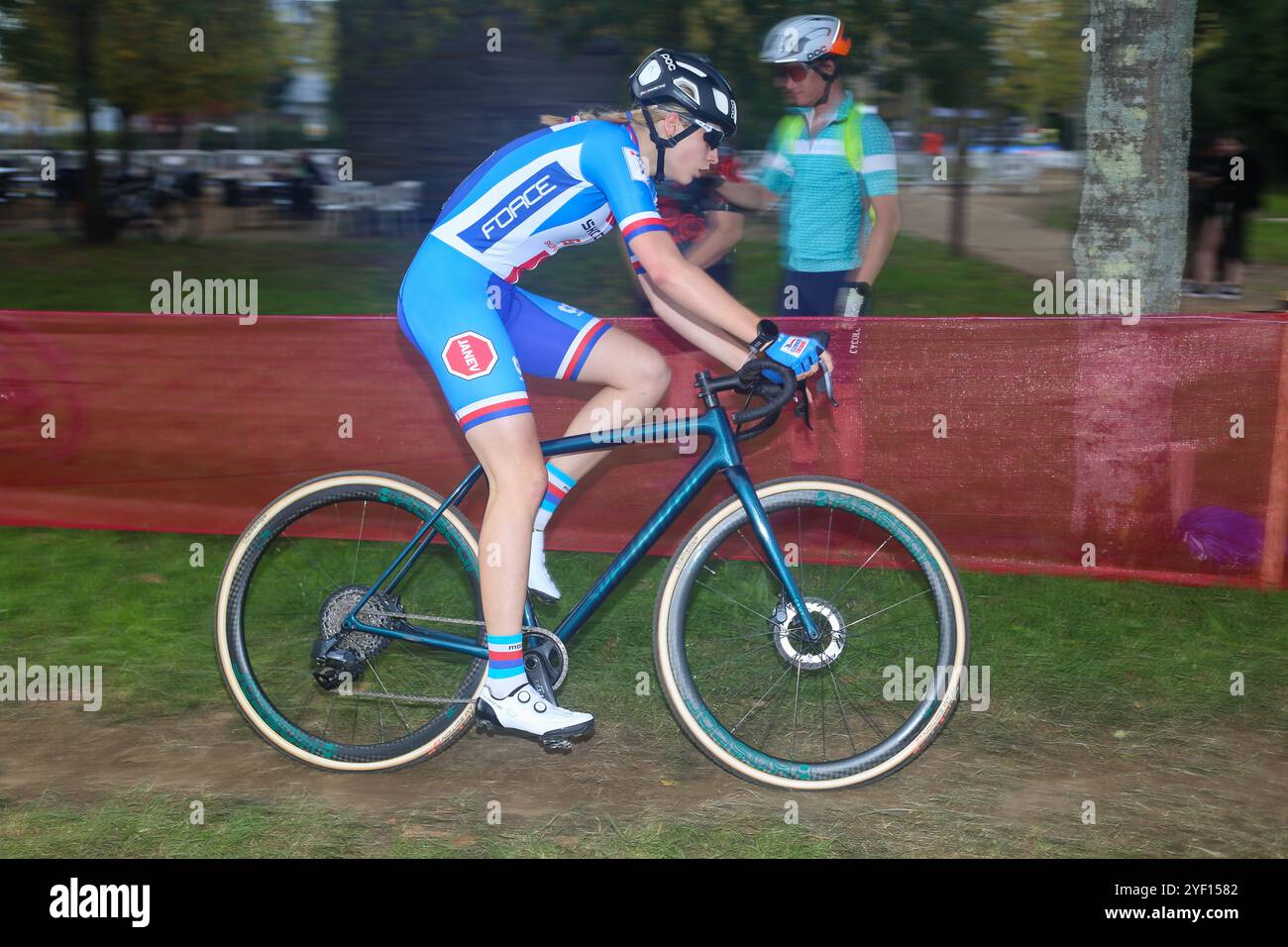 Pontevedra, Spanien, 2. November 2024: Der tschechische Radfahrer Amálie Gottwaldová (2D) während des zweiten Tages der Cyclocross-Europameisterschaft am 2. November 2024 in Pontevedra, Spanien. Quelle: Alberto Brevers / Alamy Live News. Stockfoto