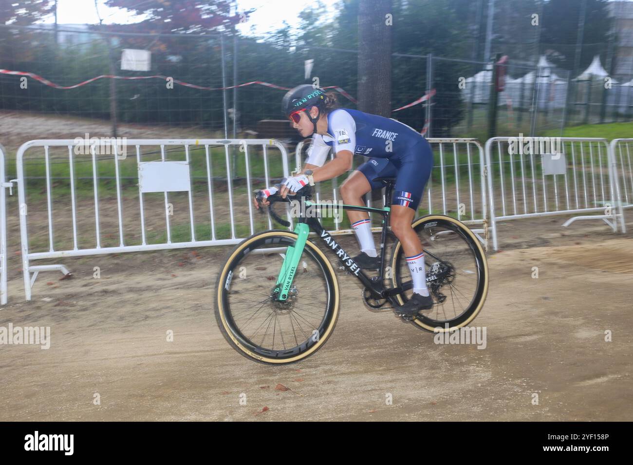 Pontevedra, Spanien, 2. November 2024: Der französische Radrennfahrer Hélène Clauzel (1E) führt das Rennen am 2. Tag der Cyclocross-Europameisterschaft am 2. November 2024 in Pontevedra, Spanien. Quelle: Alberto Brevers / Alamy Live News. Stockfoto