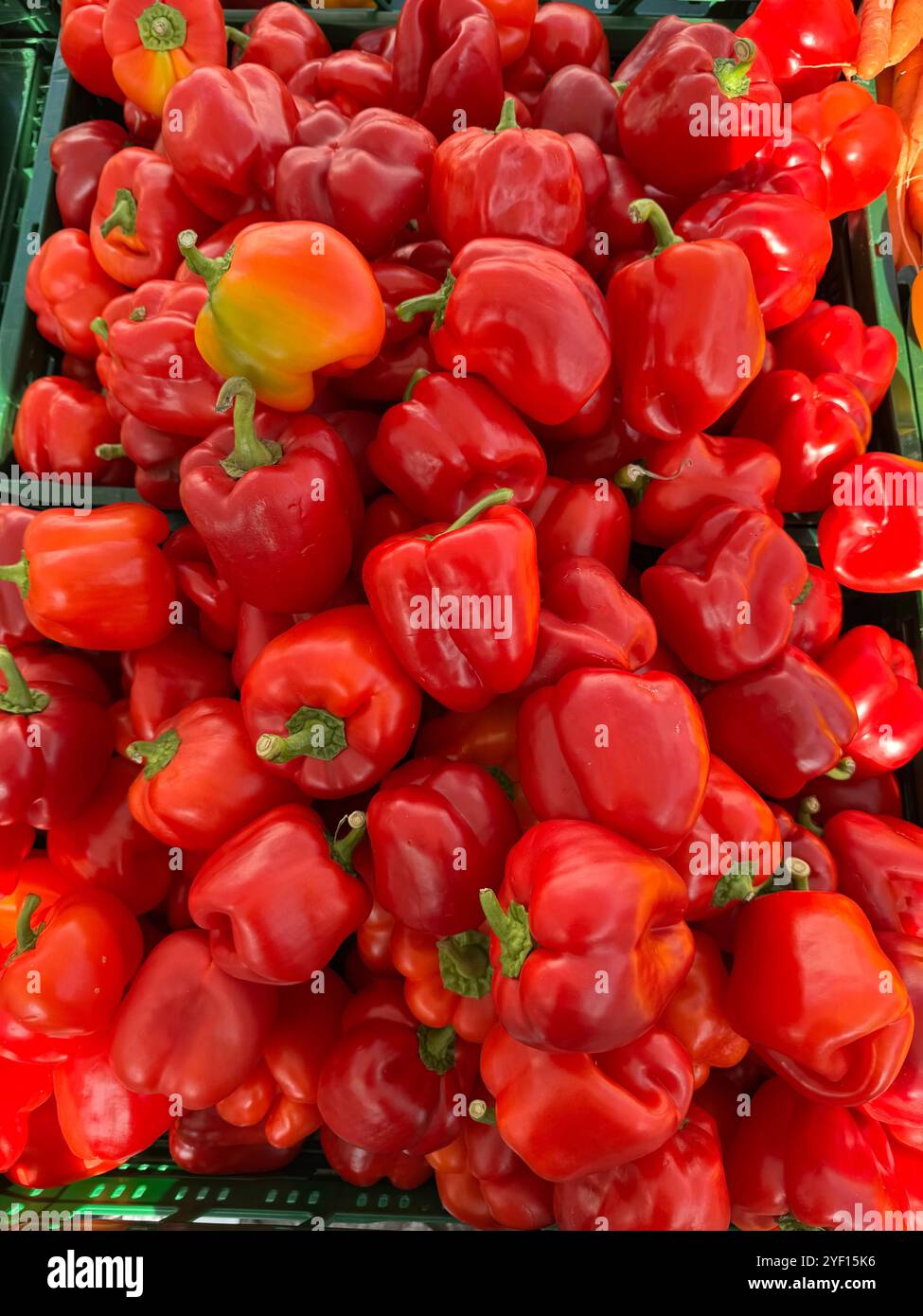 Frische Paprika zum Verkauf in einer Kiste auf einem Markt Stockfoto