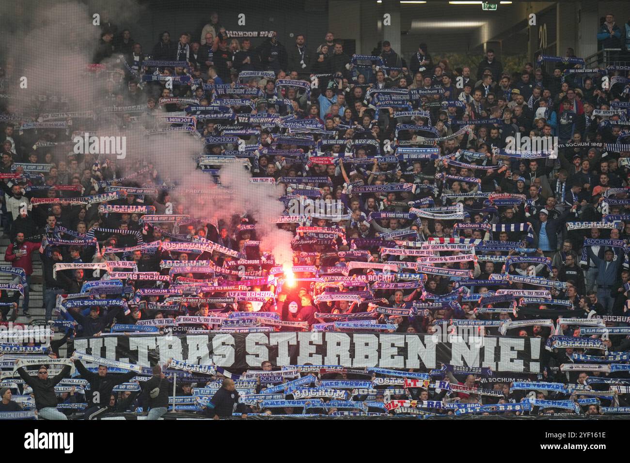 02. November 2024, Hessen, Frankfurt/M.: Fußball: Bundesliga, Eintracht Frankfurt - VfL Bochum, Spieltag 9, Deutsche Bank Park. Bochumer Fans haben über dem Banner „Ultras Never die“ pyrotechnische Auftritte gesetzt. Foto: Thomas Frey/dpa - WICHTIGER HINWEIS: Gemäß den Vorschriften der DFL Deutschen Fußball-Liga und des DFB Deutschen Fußball-Bundes ist es verboten, im Stadion und/oder des Spiels aufgenommene Fotografien in Form von sequenziellen Bildern und/oder videoähnlichen Fotoserien zu verwenden oder zu nutzen. Stockfoto