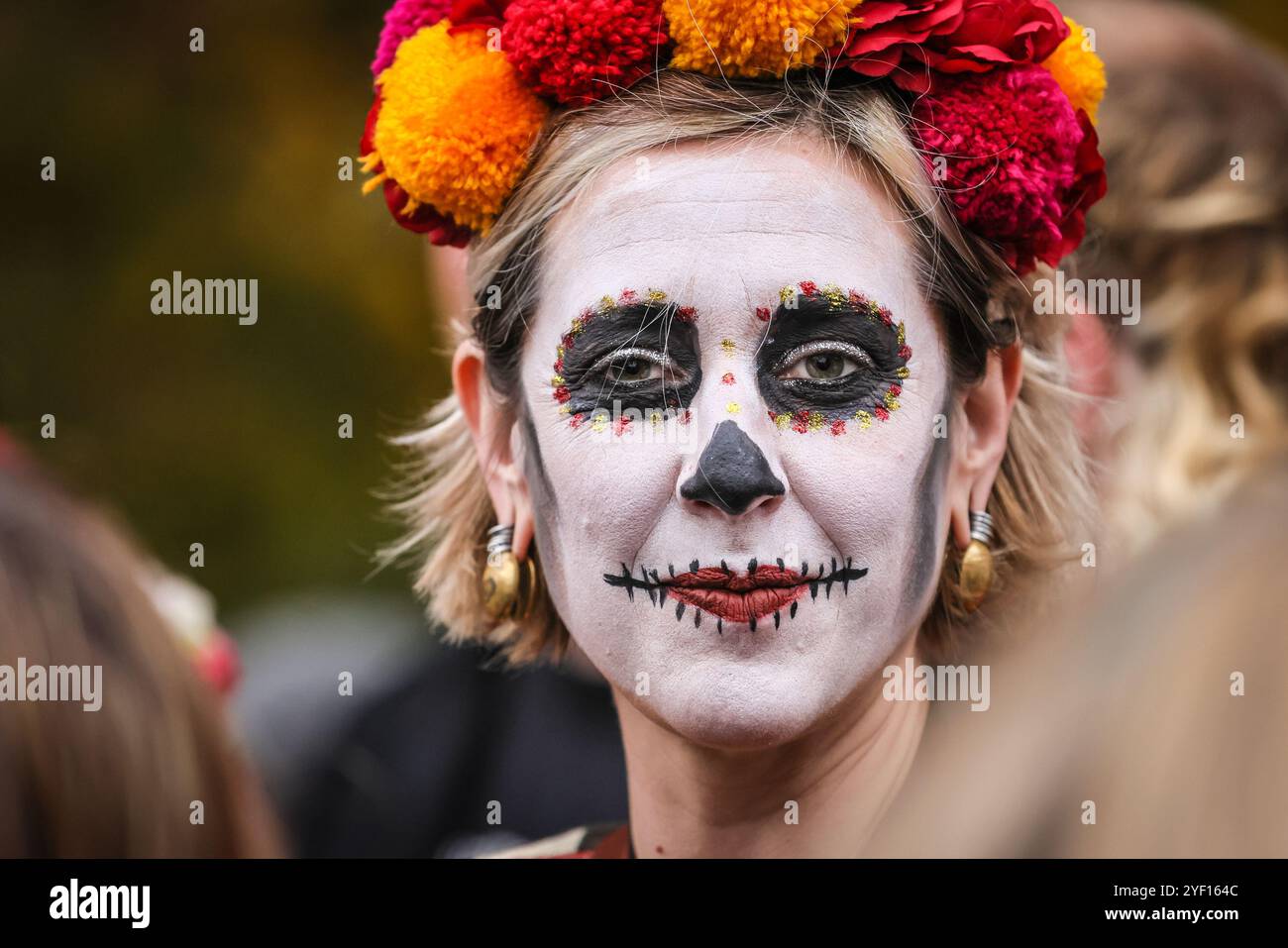 London, Großbritannien. November 2024. Die Teilnehmer, viele in lebendigen Gesichtsbemalungen und Kostümen, versammeln sich in der Columbia Road. Der jährliche Tag der Toten und die Parade auf und um die Columbia Road in grüßt den mexikanischen Tag der Toten, ein freudiger Anlass trotz seines Namens, der das Vergehen geliebter Menschen ehrt. Die Teilnehmer kommen in farbenfrohen Kostümen auf. Quelle: Imageplotter/Alamy Live News Stockfoto