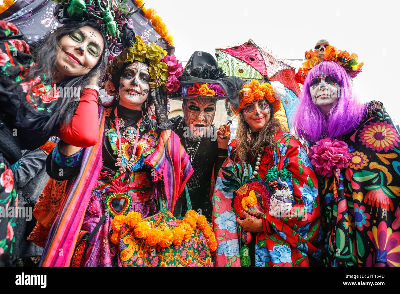 London, Großbritannien. November 2024. Die Teilnehmer, viele in lebendigen Gesichtsbemalungen und Kostümen, versammeln sich in der Columbia Road. Der jährliche Tag der Toten und die Parade auf und um die Columbia Road in grüßt den mexikanischen Tag der Toten, ein freudiger Anlass trotz seines Namens, der das Vergehen geliebter Menschen ehrt. Die Teilnehmer kommen in farbenfrohen Kostümen auf. Quelle: Imageplotter/Alamy Live News Stockfoto