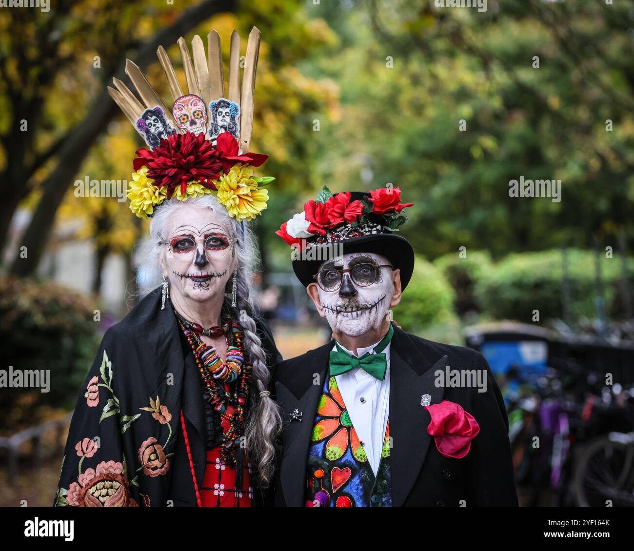 London, Großbritannien. November 2024. Ein Ehemann- und Ehefrau-Team ist angezogen, um zu beeindrucken. Die Teilnehmer, viele in lebendigen Gesichtsbemalungen und Kostümen, versammeln sich in der Columbia Road. Der jährliche Tag der Toten und die Parade auf und um die Columbia Road in grüßt den mexikanischen Tag der Toten, ein freudiger Anlass trotz seines Namens, der das Vergehen geliebter Menschen ehrt. Die Teilnehmer kommen in farbenfrohen Kostümen auf. Quelle: Imageplotter/Alamy Live News Stockfoto