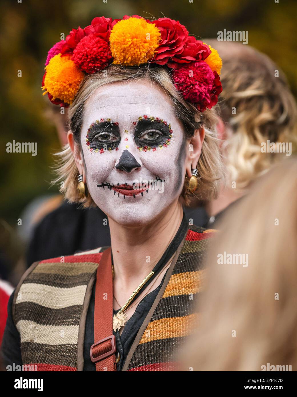 London, Großbritannien. November 2024. Die Teilnehmer, viele in lebendigen Gesichtsbemalungen und Kostümen, versammeln sich in der Columbia Road. Der jährliche Tag der Toten und die Parade auf und um die Columbia Road in grüßt den mexikanischen Tag der Toten, ein freudiger Anlass trotz seines Namens, der das Vergehen geliebter Menschen ehrt. Die Teilnehmer kommen in farbenfrohen Kostümen auf. Quelle: Imageplotter/Alamy Live News Stockfoto