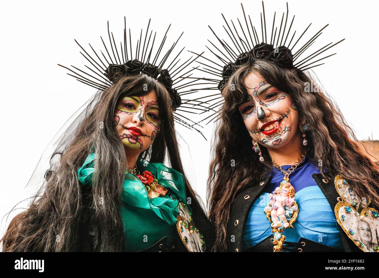 London, Großbritannien. November 2024. Die Teilnehmer, viele in lebendigen Gesichtsbemalungen und Kostümen, versammeln sich in der Columbia Road. Der jährliche Tag der Toten und die Parade auf und um die Columbia Road in grüßt den mexikanischen Tag der Toten, ein freudiger Anlass trotz seines Namens, der das Vergehen geliebter Menschen ehrt. Die Teilnehmer kommen in farbenfrohen Kostümen auf. Quelle: Imageplotter/Alamy Live News Stockfoto