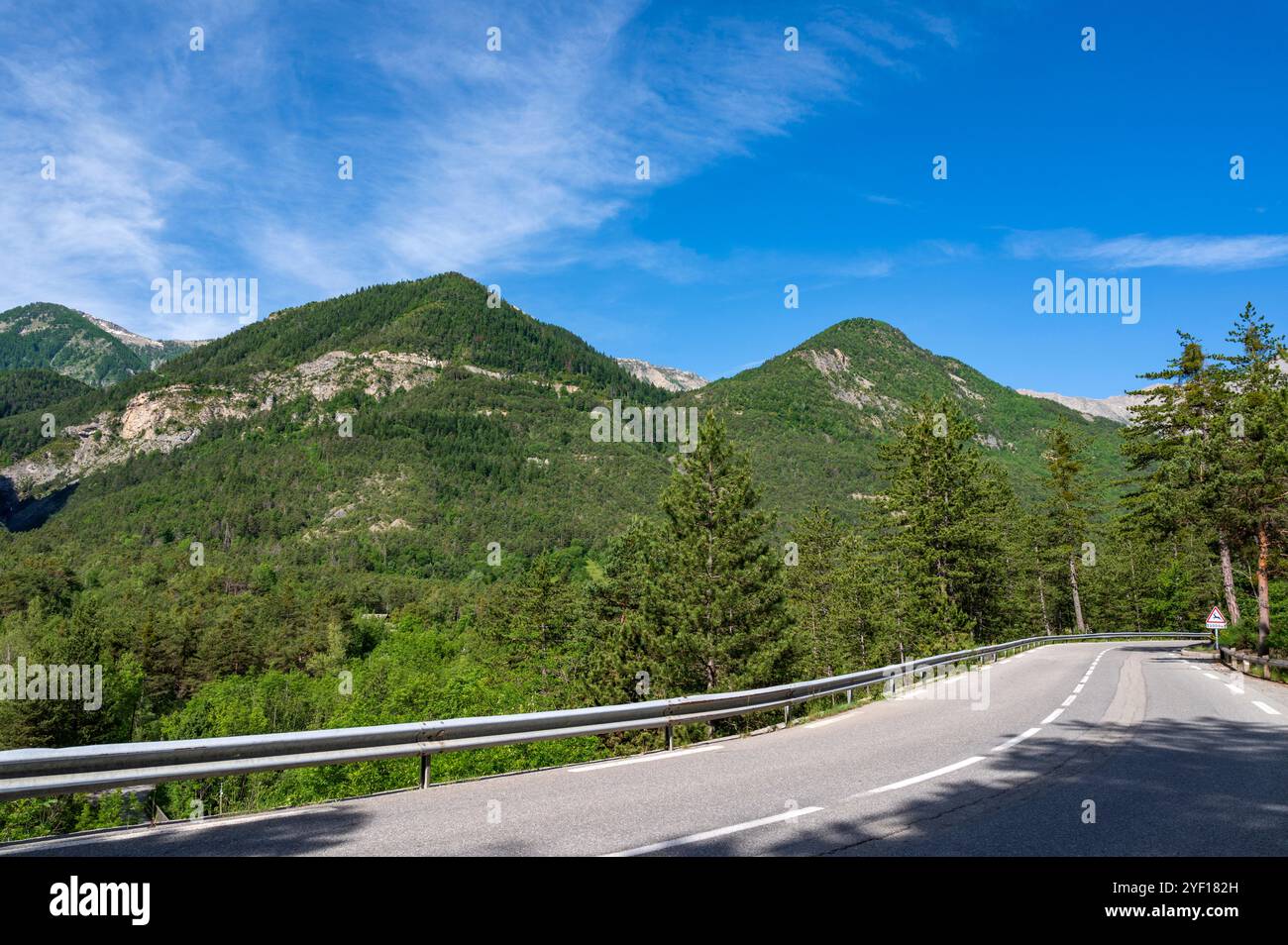 La Route des Grande Alpes zwischen Villeneuve-d'Entraunes und Saint-Martin-d'Entraeunes im Var-Tal bis zum Alpenpass Col de Cayolle, Frankreich Stockfoto