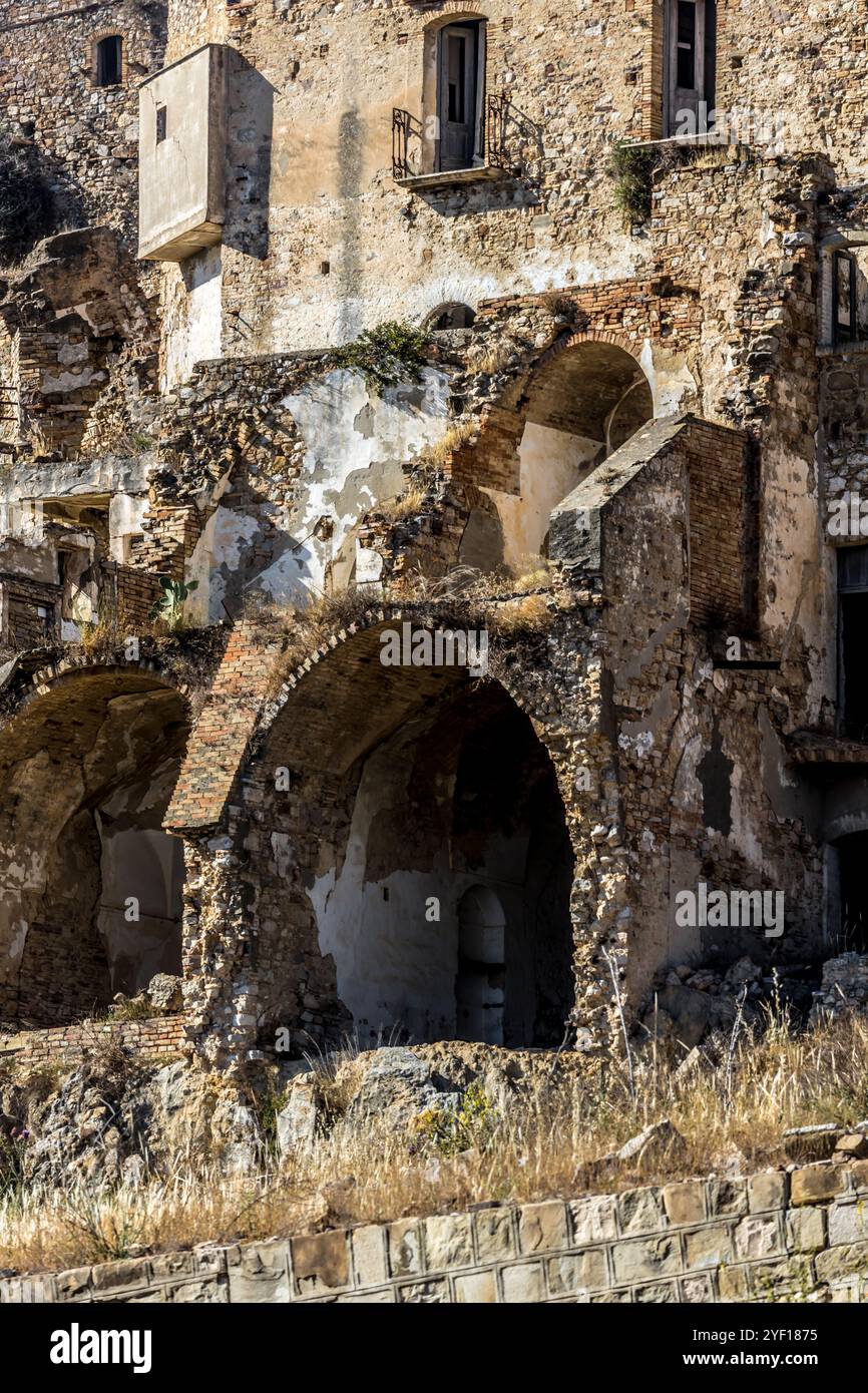 Verlassene Ruinen der Geisterstadt Craco. Eine Stadt, die durch ein Erdbeben im späten 20. Jahrhundert verlassen wurde. Provinz Matera, Basilicata, Italien Stockfoto