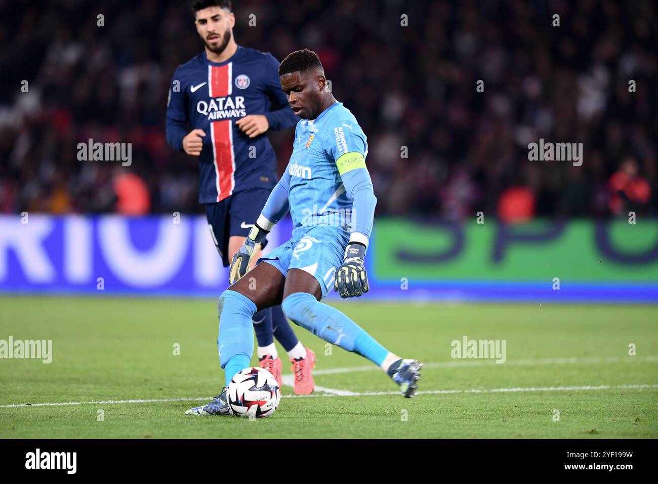 30 Brice SAMBA (rcl) während des Ligue-1-Spiels zwischen Paris und Lens im Parc des Princes am 2. November 2024 in Paris. (Foto: Philippe Lecoeur/FEP/Icon Sport) Stockfoto