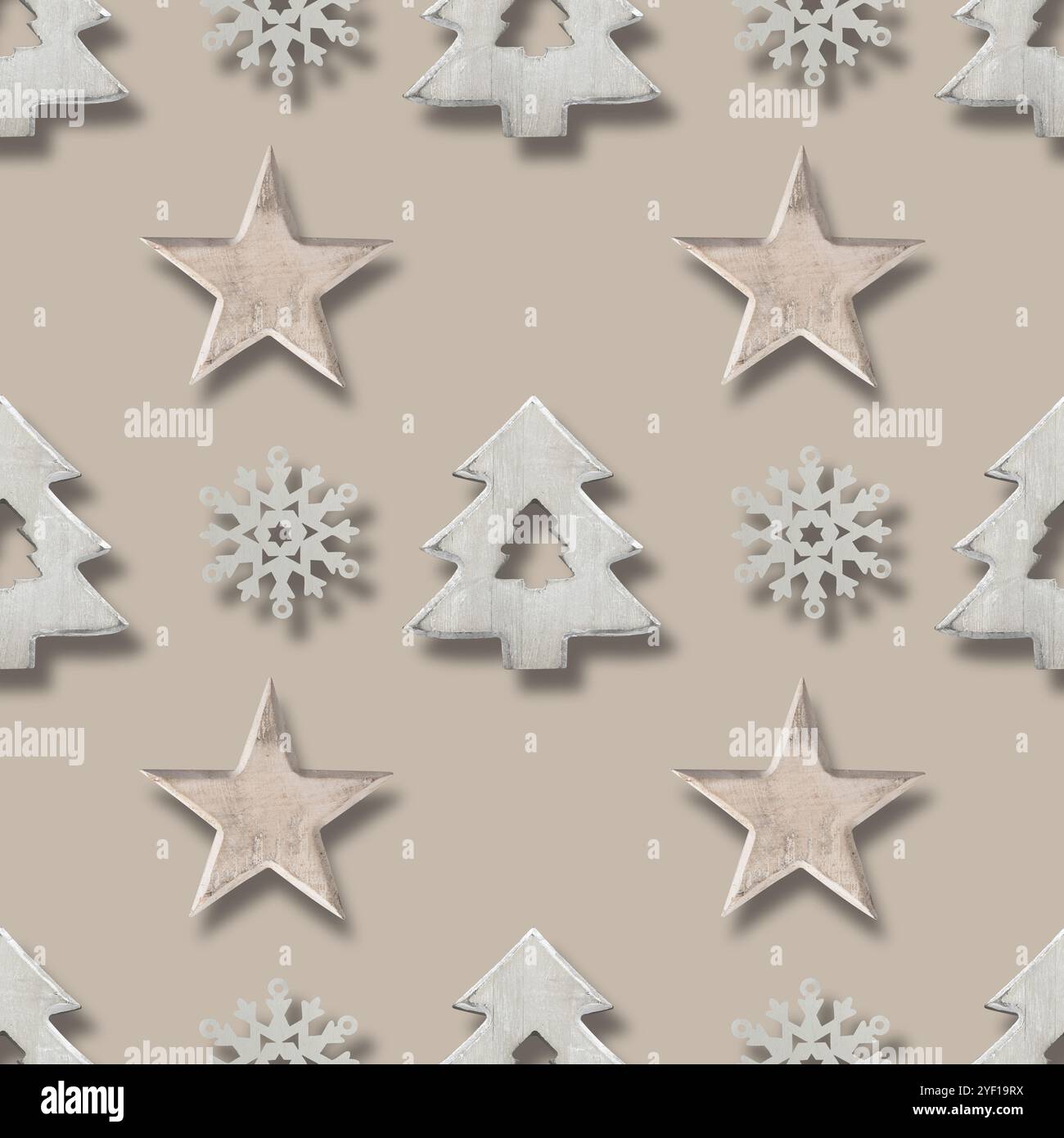 Nahtloses Muster von weihnachtlichem weißem hölzernem Rentier, Schneeflocken, Weihnachtsbaum auf neutralem beigem Hintergrund im skandinavischen Stil. Xmas scandi abstrakte Wal Stockfoto