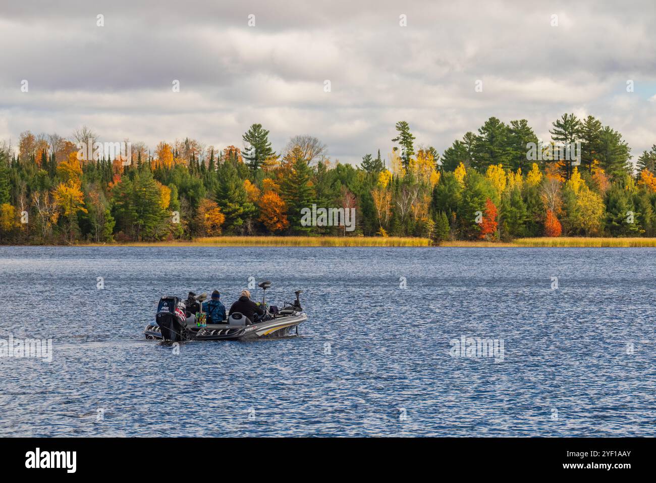 Herbstfischen am Blaisdell Lake in Sawyer County Wisconsin. Stockfoto