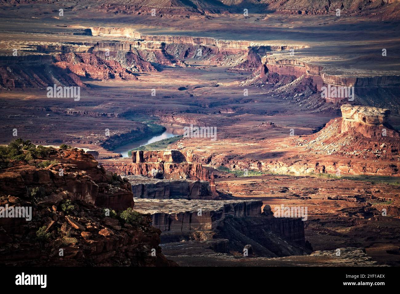 Der Green River schlängelt sich durch die zerklüftete Landschaft des Soda Springs Basin und bildet tiefe Canyons im Canyonlands National Park, Utah. Stockfoto