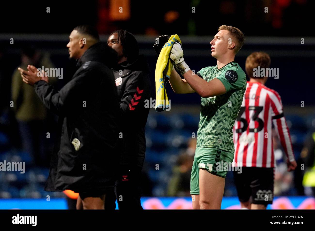 Sunderland Torhüter Simon Moore applaudiert den Fans am Ende des Spiels nach dem Sky Bet Championship-Spiel im MATRADE Loftus Road Stadium in London. Bilddatum: Samstag, 2. November 2024. Stockfoto