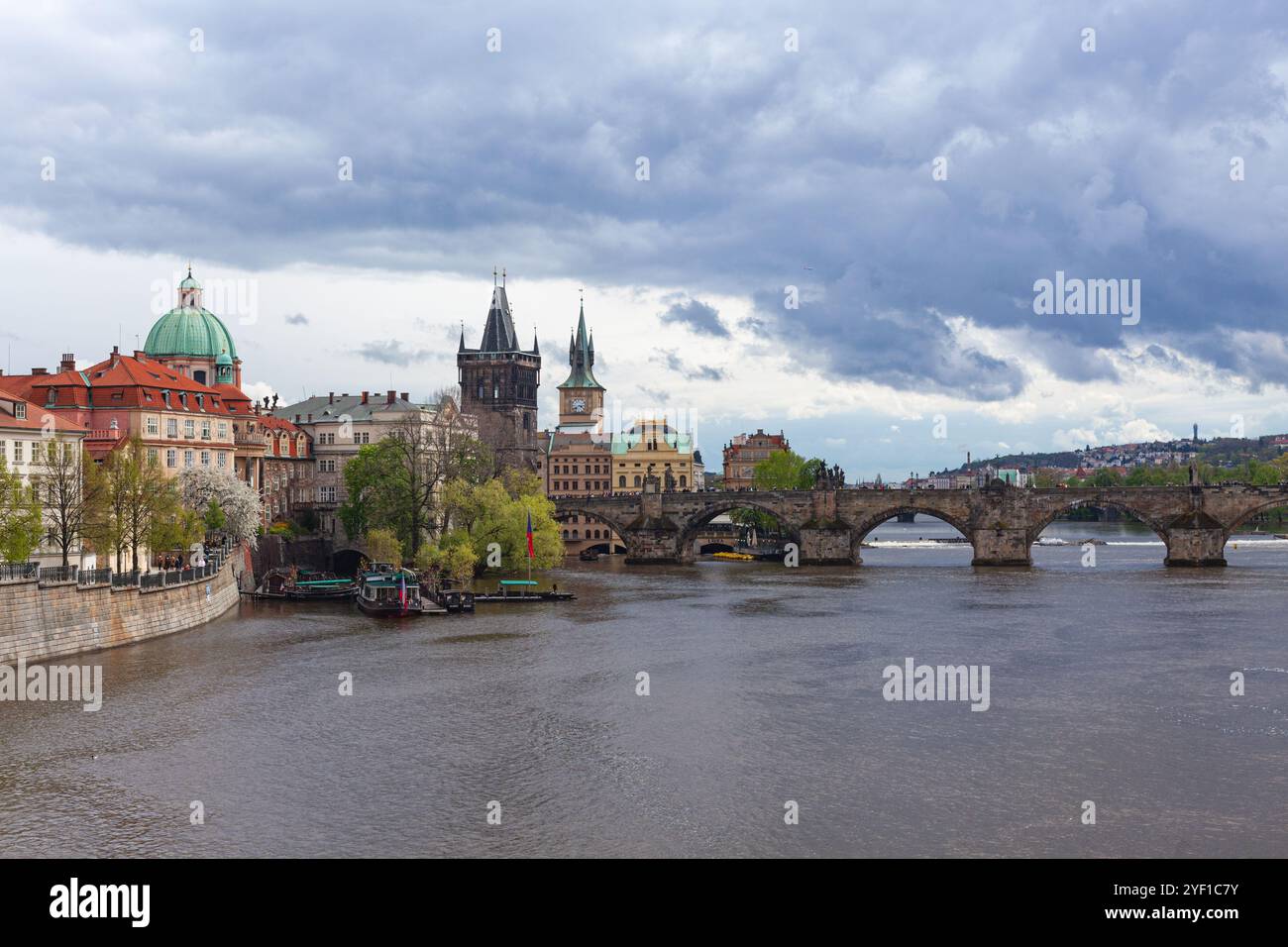 Blick auf die Moldau in Prag, mit dem Altstädter Brückenturm und der Kuppel des St. Nikolaus-Doms mit Blick auf die Karlsbrücke, Tschechische Republik. Stockfoto