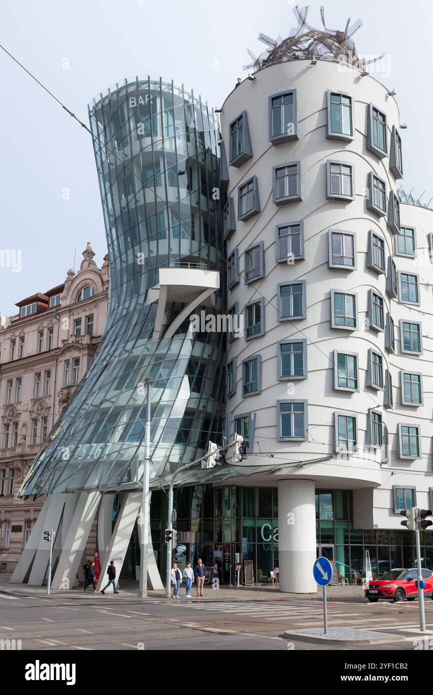 Das Tanzende Haus, das ikonische und kurvige Gebäude, das von den Architekten Frank Gehry und Vlado Milunić entworfen wurde, befindet sich im Zentrum von Prag, Tschechien. Stockfoto