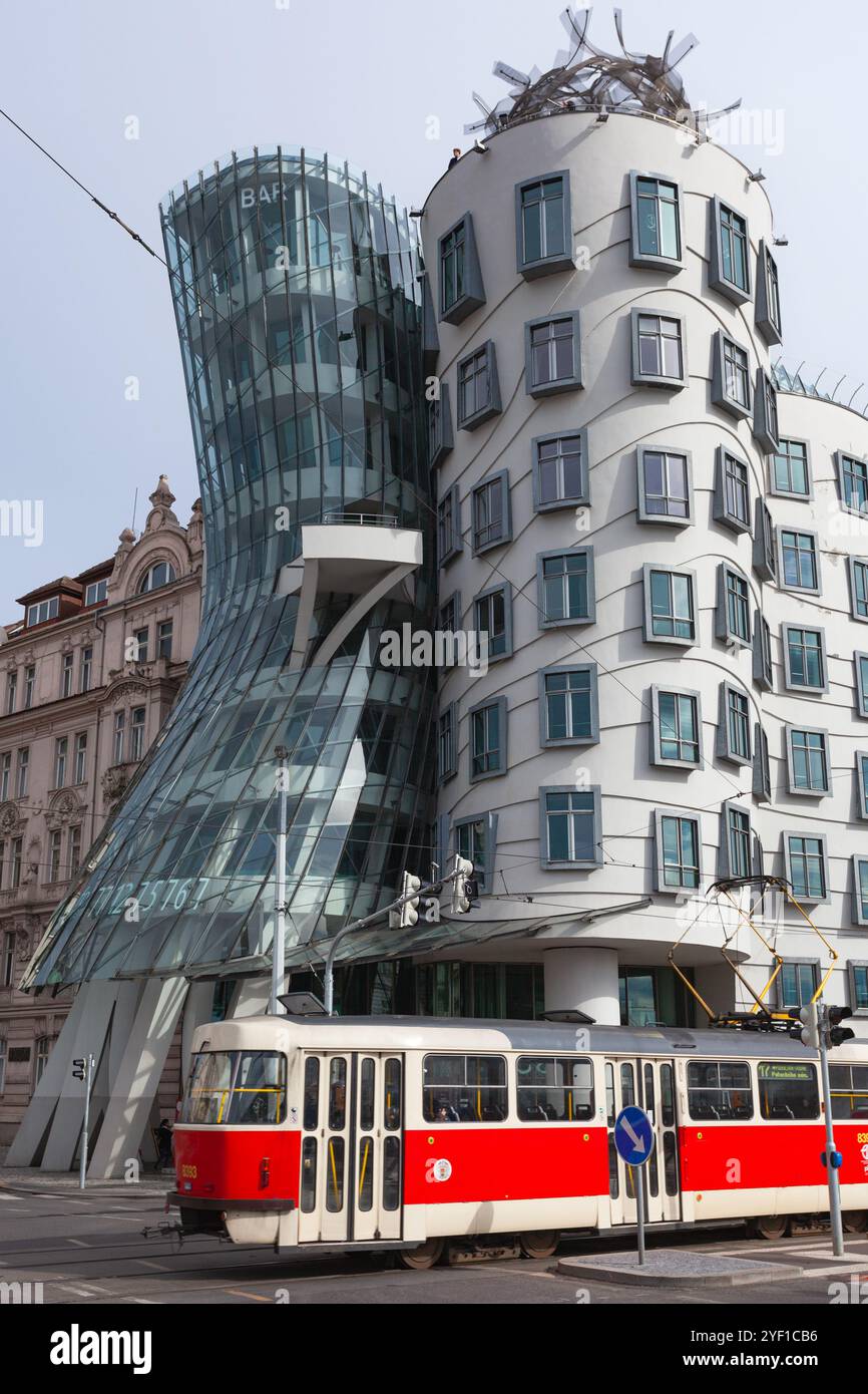 Das Tanzende Haus, das ikonische und kurvige Gebäude, das von den Architekten Frank Gehry und Vlado Milunić entworfen wurde, befindet sich im Zentrum von Prag, Tschechien. Stockfoto