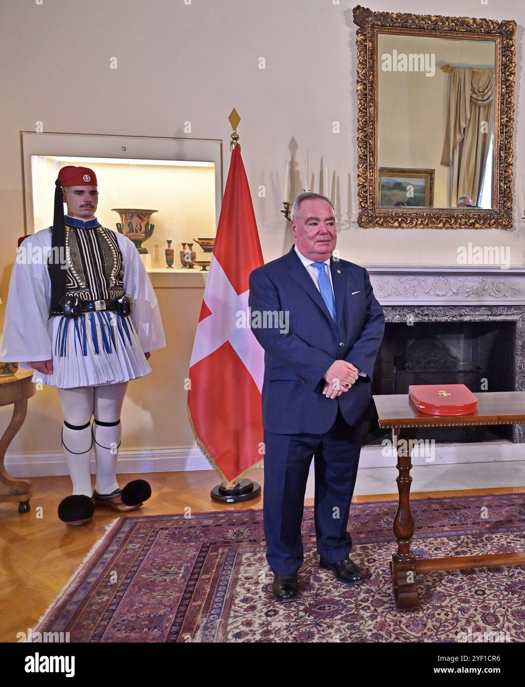 Der Großmeister des Souveränen Militärkrankenhausordens von St. Johannes von Jerusalem, Rhodos und Malta, John T. Dunlap, trifft sich im Präsidentenhaus mit der griechischen Präsidentin der Demokratie Katerina Sakellaropoulou. John T. Dunlap besucht Griechenland am 18. Und 19. Oktober auf Einladung des Präsidenten der Hellenischen Republik. Stockfoto