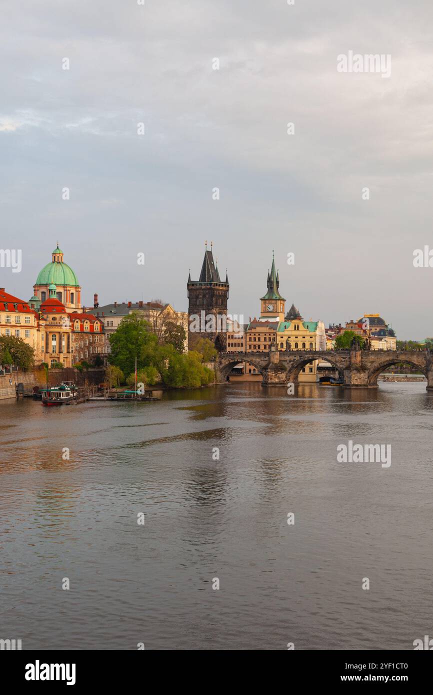 Blick auf die Moldau in Prag, mit dem Altstädter Brückenturm und der Kuppel des St. Nikolaus-Doms mit Blick auf die Karlsbrücke, Tschechische Republik. Stockfoto