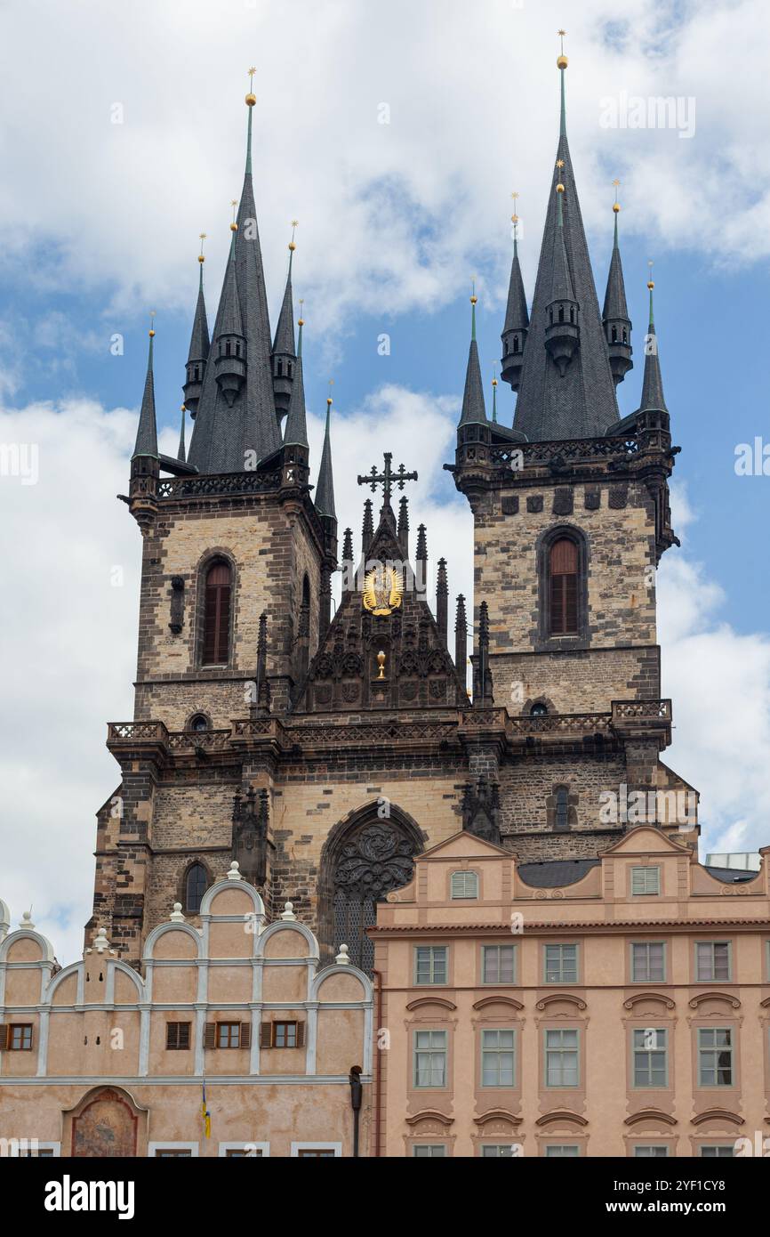 Türme der Kirche unserer Lieben Frau vor Týn (Chrám Matky Boží před Týnem), die gotische Kathedrale auf dem Prager Altstadtplatz in Tschechien. Stockfoto