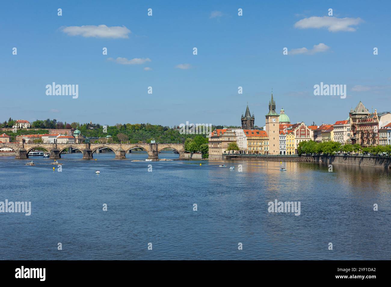 Die Karlsbrücke über die Moldau in Prag, mit dem Altstädter Brückenturm und dem Bedrich Smetana Museum auf der linken Seite - Tschechische Republik. Stockfoto