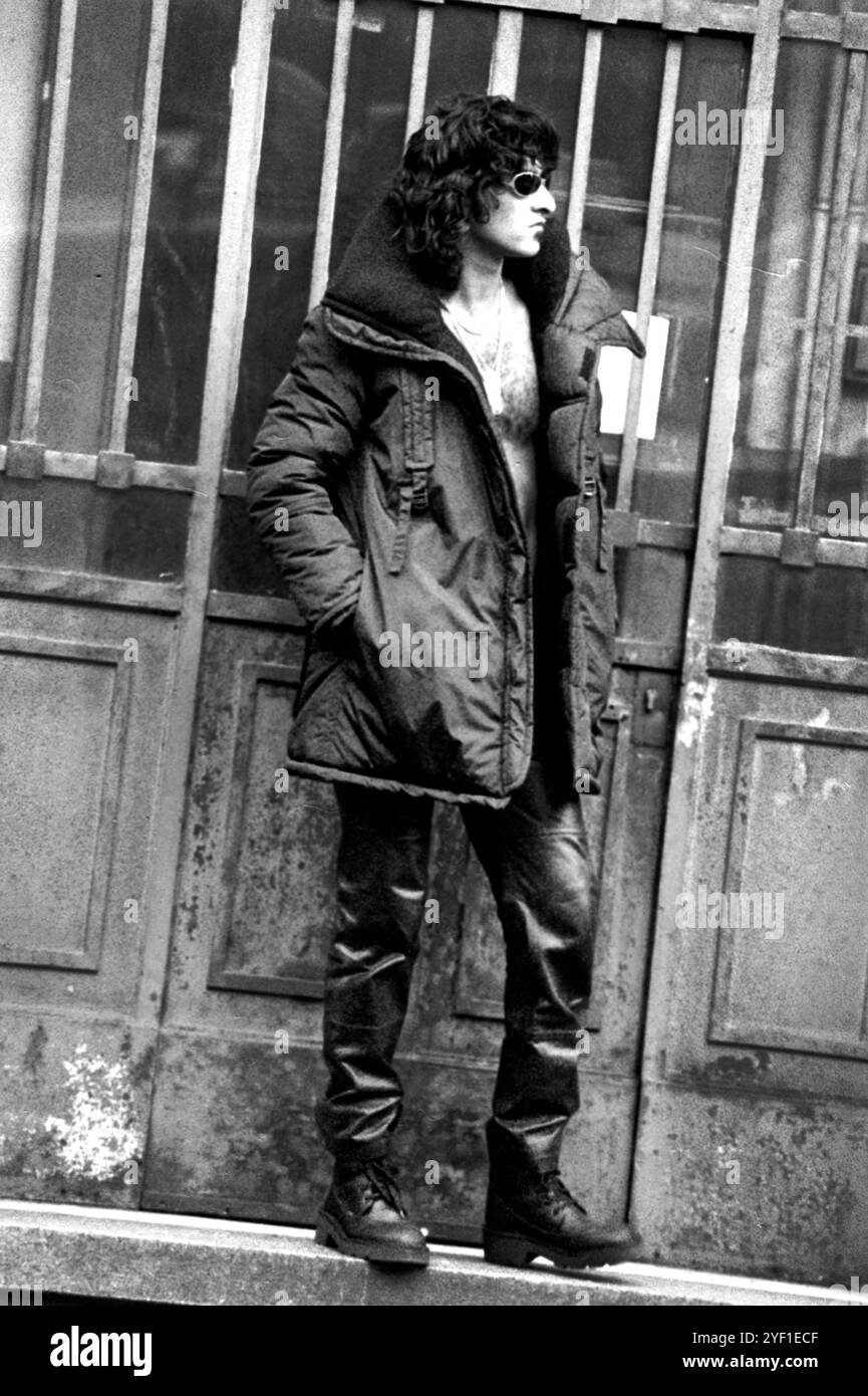 Mailand Italien 07.07.1999: Mac (Cesare Petricich) Gitarrist der Negrita, italienische Rockband, während des Backstage-Fotos der Dreharbeiten des Videoclips „Hollywood“ Stockfoto