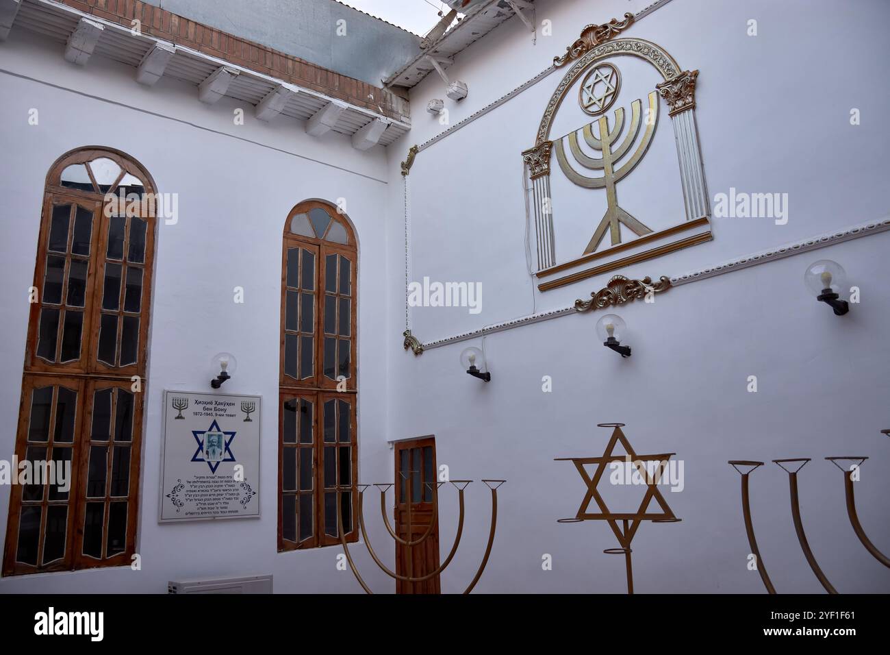 BUCHARA, USBEKISTAN;19. SEPTEMBER 2024: Der Innenhof der Buchara-Synagoge bietet einen ruhigen Einblick in die Geschichte der jüdischen Gemeinde in Usbekistan. Stockfoto