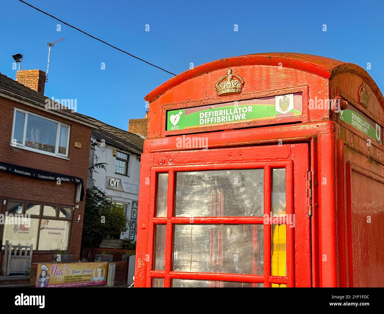 Church Village, Pontypridd, Wales, Vereinigtes Königreich - 16. August 2024: AED-Defibrillator zur Unterstützung von Herzinfarktopfern in einer umgebauten öffentlichen Telefonzelle Stockfoto